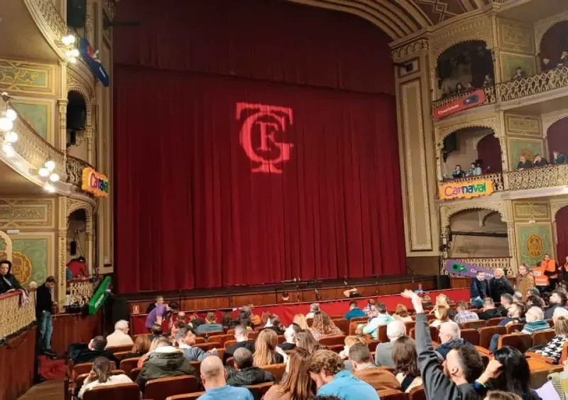 Archivo - El público del Teatro Falla de Cádiz durante una sesión del COAC 2023 - EUROPA PRESS