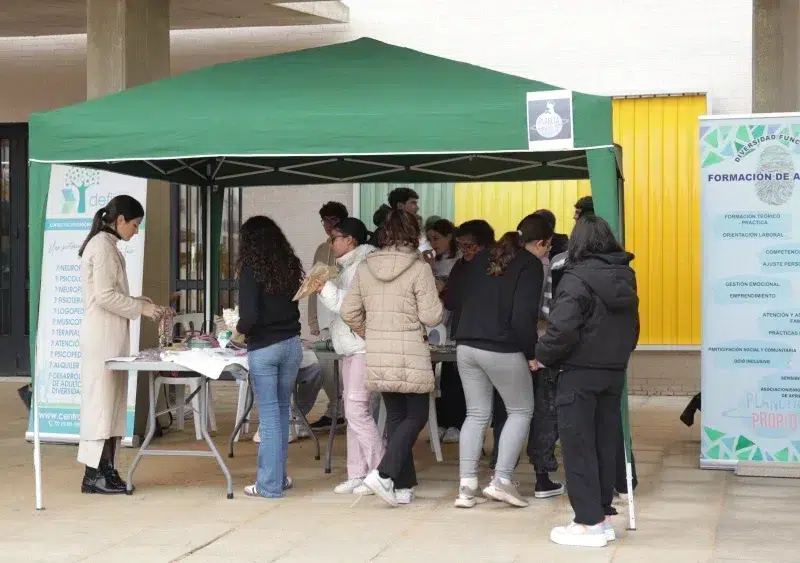 La VI edición de la muestra Contigo es Posible. Jóvenes con el Voluntariado en el IES Hienipa de Alcalá - Marina Ortiz