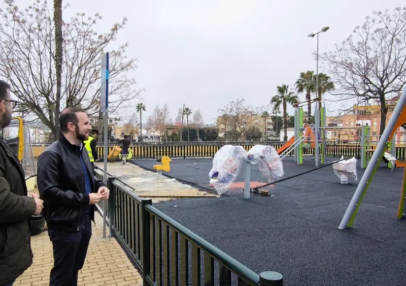 David Delegado visitando el parque de Plaza del Rey / Ayuntamiento de Alcalá de Guadaíra