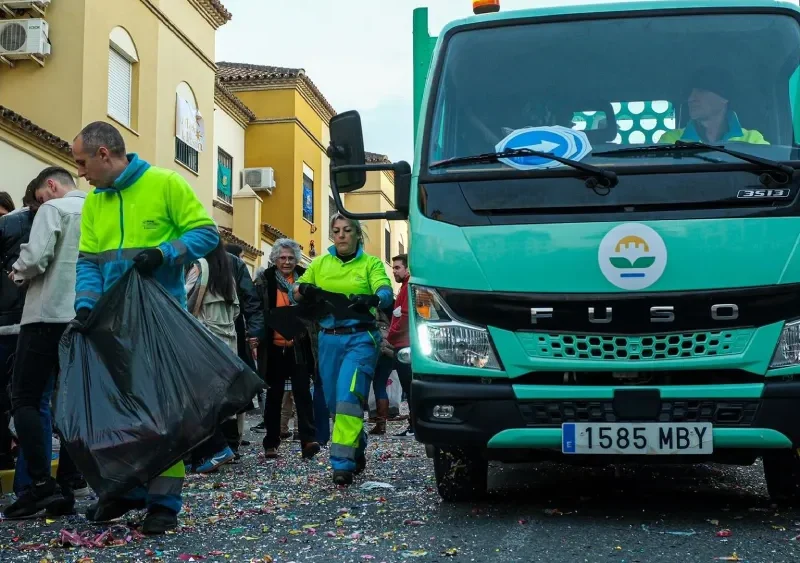 Limpieza de la empresa municipal Aira Gestión Ambiental durante la Cabalgata de Reyes. - AYUNTAMIENTO DE ALCALÁ DE GUADAÍRA