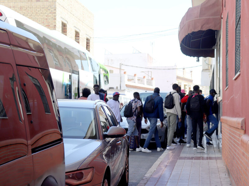 Migrantes llegando al centro de acogida de refugiados abierto en el Hotel Sandra de Alcalá - Coral Gata