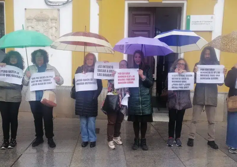 Imagen del organismo «Transformando entre mujeres» frente al Juzgado de Instrucción de Alcalá de Guadaíra