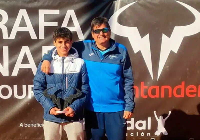 El nuevo integrante de la selección española de tenis sub14 junto al técnico de la Federación Andaluza de Tenis, David Clavero.