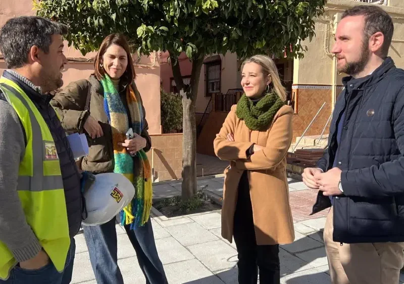 La alcaldesa de Alcalá visita la Plaza de la Constitución, objeto de obras de mejora de accesibilidad - Ayuntamiento de Alcalá