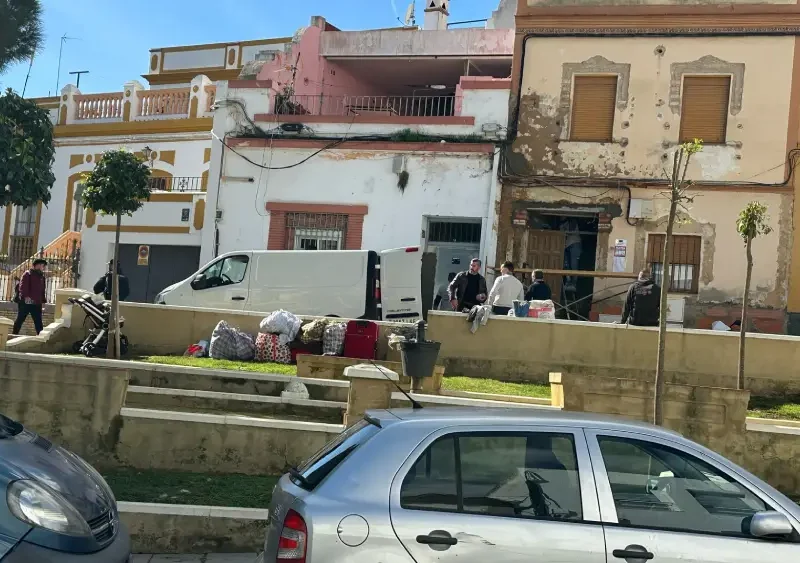 El momento del desahucio de una vivienda de la Plaza del Derribo - SA