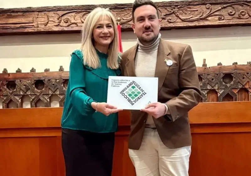 La consejera de Cultura y el delegado municipal, con el sello que certifica que Alcalá de Guadaíra renueva su compromiso con la Red Andaluza de Teatros Públicos - Ayuntamiento de Alcalá