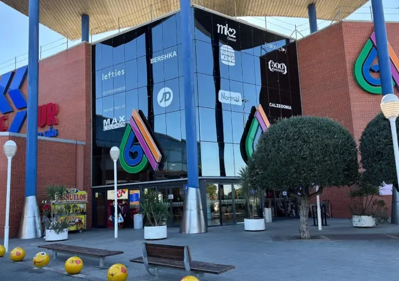 La fachada del centro comercial Los Alcores - C.C. Los Alcores