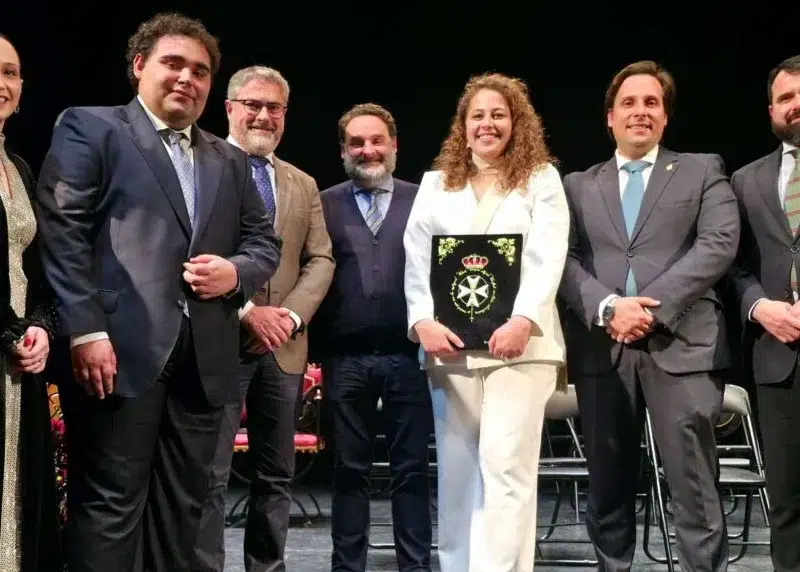 La pregonera Ana Álvarez con los miembros del Consejo de Hermandades de Alcalá - Lva