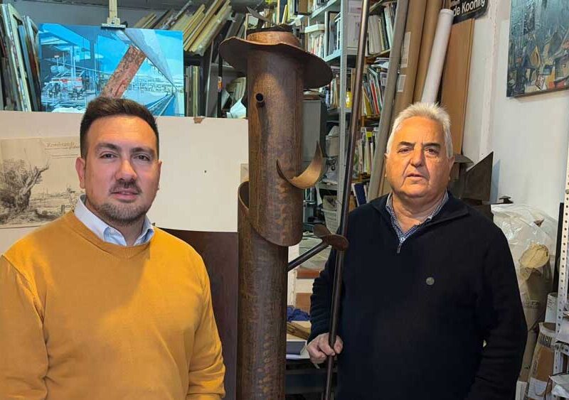 Christopher Rivas en el estudio de Rafael Cerdá, junto con la escultura 'Quijote'. - Ayuntamiento de Alcalá de Guadaíra
