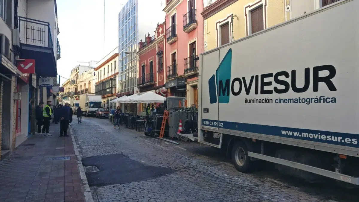 Rodaje de 'Golpes', la primera película de Rafael Cobos, en la calle Nuestra Señora del Águila de Alcalá - M. S.