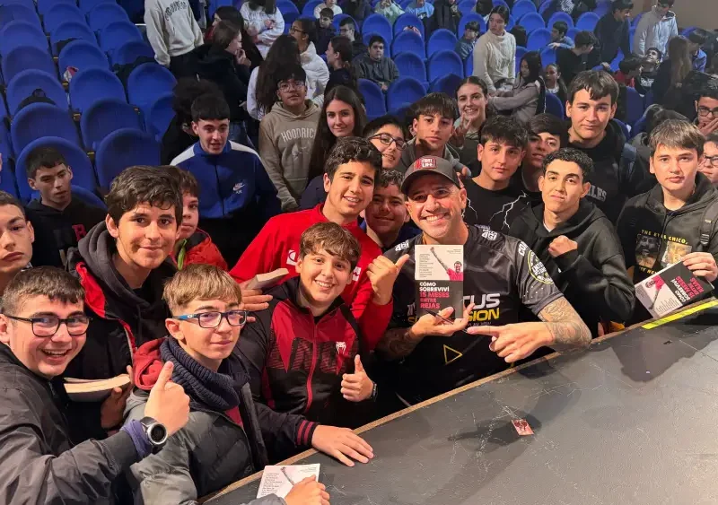 Santiago Sánchez Cogedor con estudiantes del instituto alcalareño - IES Albero