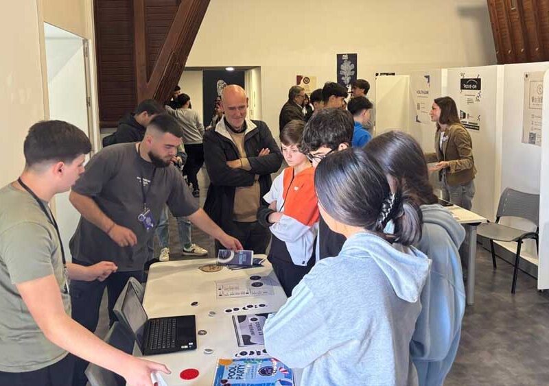 Participantes en la feria del emprendimiento empresarial del IES Albero de Alcalá. - Ayuntamiento de Alcalá