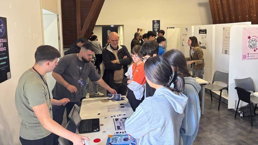 Participantes en la feria del emprendimiento empresarial del IES Albero de Alcalá. - Ayuntamiento de Alcalá