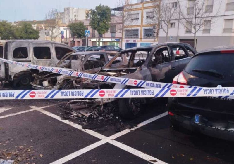Incendio de cuatro vehículos. - Francisco Amador / LVA