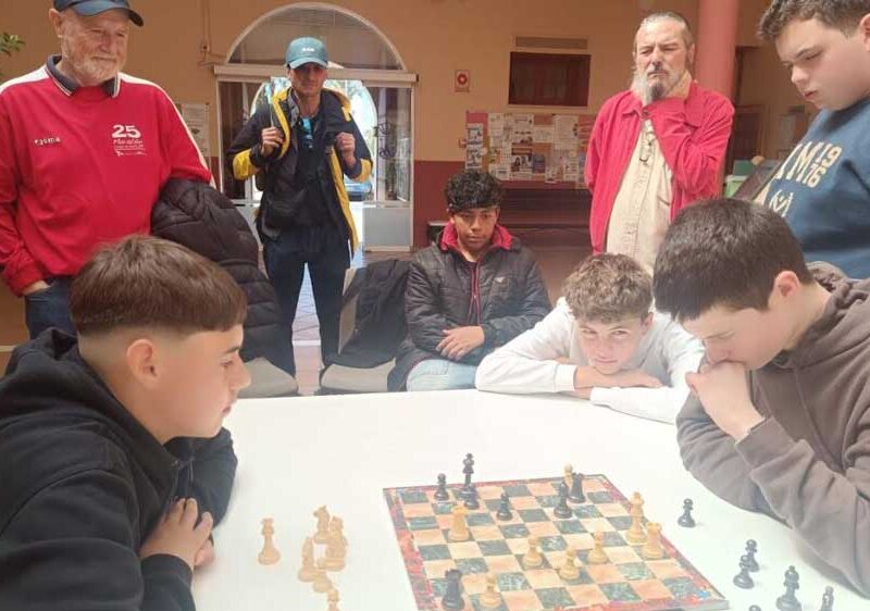 Final del campeonato: con las negras, a la izquierda, Hugo M. B. (2º E.S.O.); con las blancas, a la derecha, Daniel G. M. (3º E.S.O.).