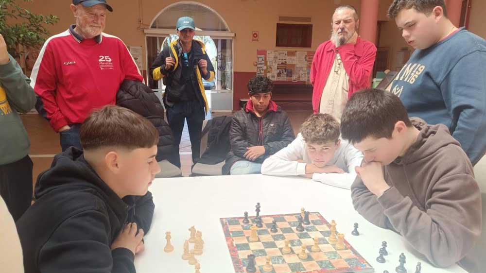 Final del campeonato: con las negras, a la izquierda, Hugo M. B. (2º E.S.O.); con las blancas, a la derecha, Daniel G. M. (3º E.S.O.).