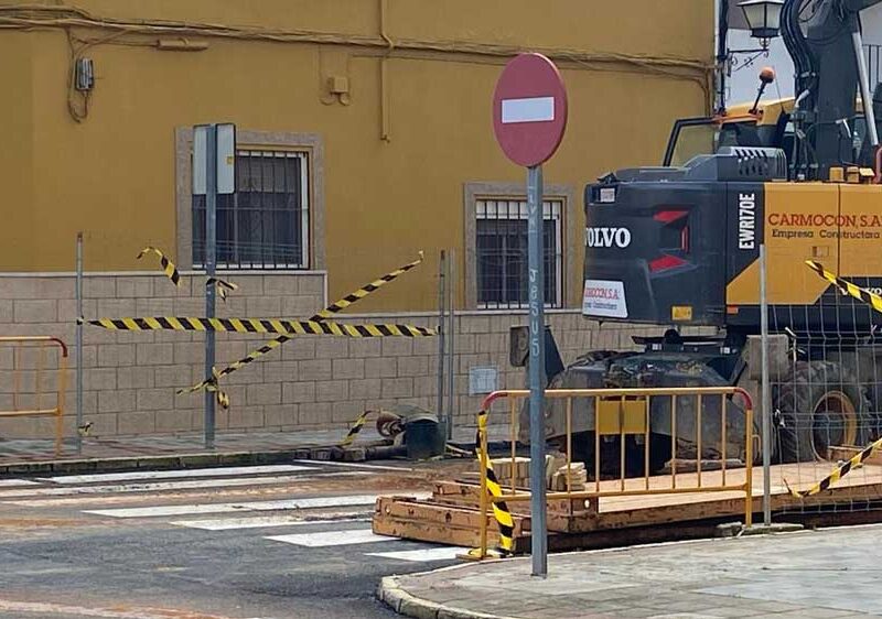 Obras de reparación del socavón en la calle Hojiblanca. - Antonio Muñoz / LVA