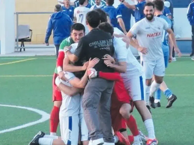 El CD Alcalá celebrando la clasificación para la ronda de play off de ascenso en Casariche. Cedida