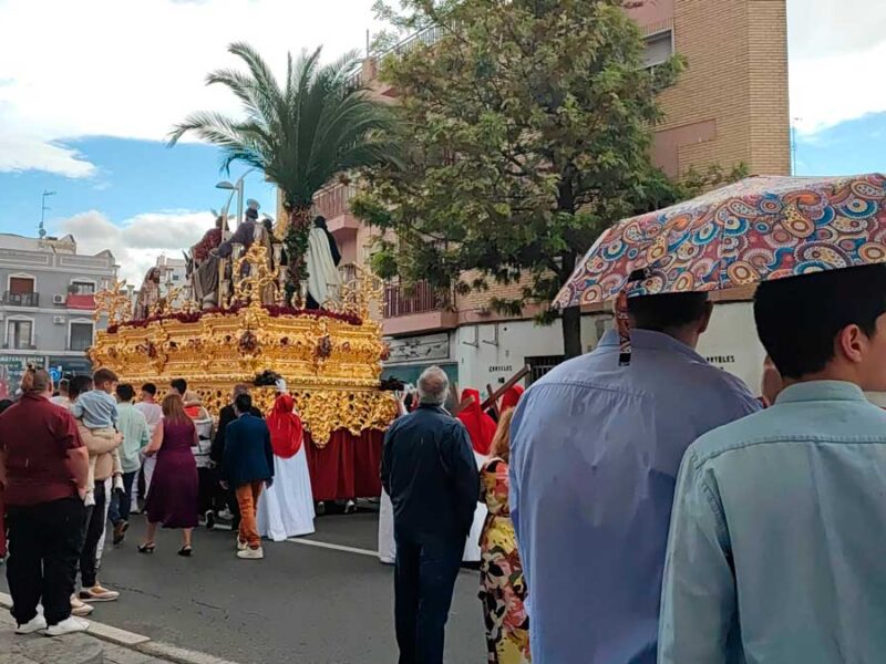 Llueve el paso del Cristo de la Bondad por la Avenida Antonio Mairena - Coral Gata