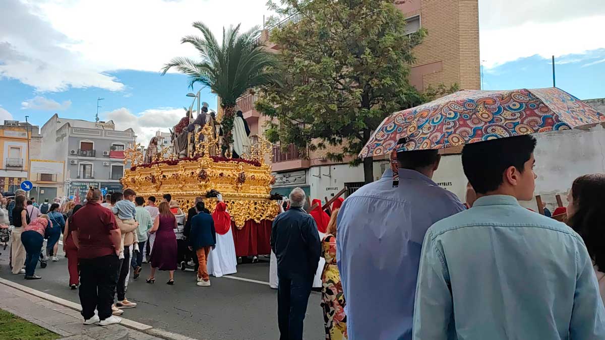 Llueve el paso del Cristo de la Bondad por la Avenida Antonio Mairena - Coral Gata
