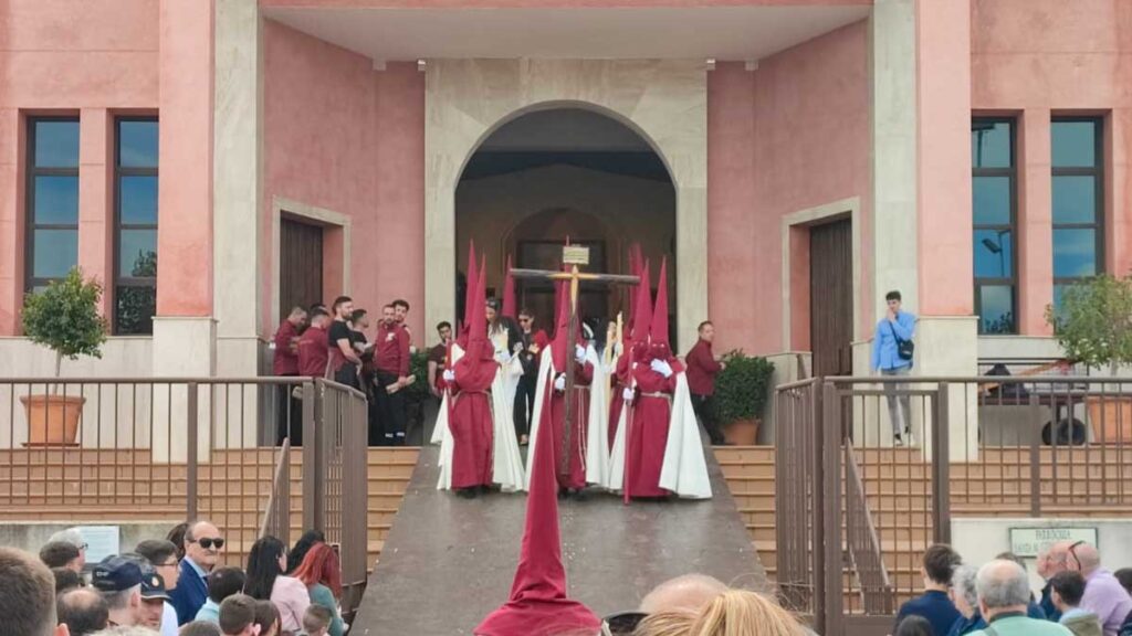 Salida de la Cruz de Guía de la Tercera Palabra en la estación de penitencia de este 2025 - Coral Gata