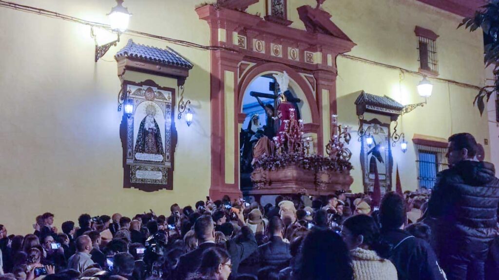 Entrada del Cristo de San Miguel en la Iglesia de Santiago - Coral Gata