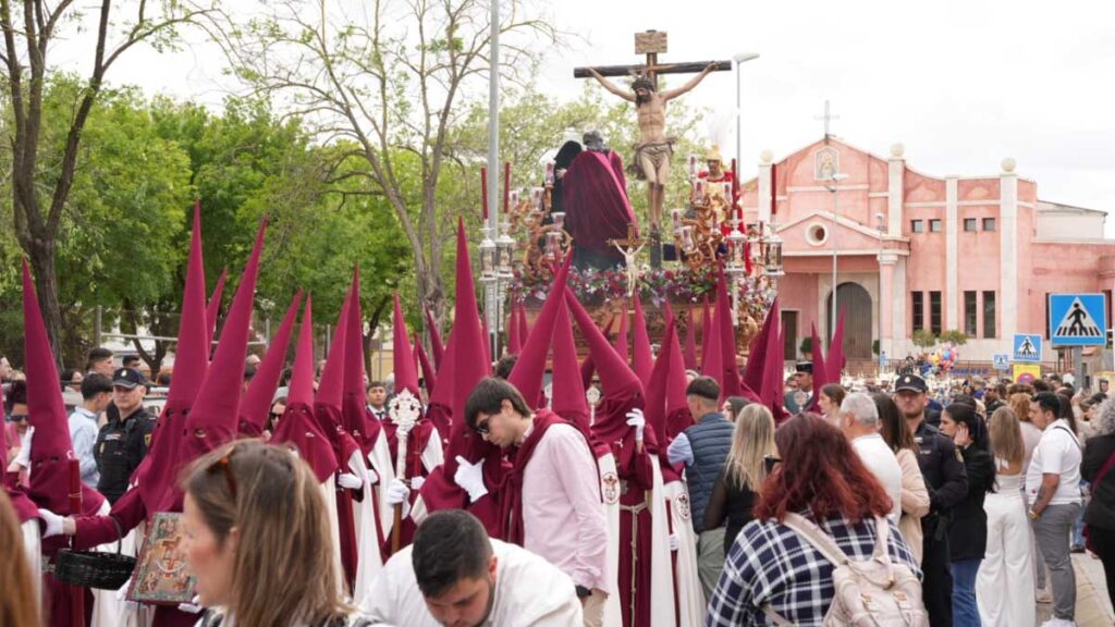 El Cristo de San Miguel avanza por la calle Isla de la Española - Coral Gata