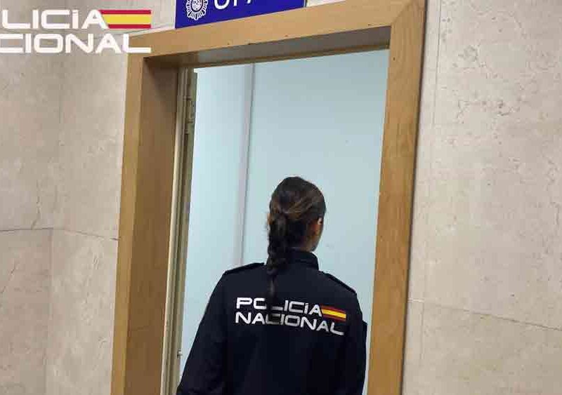 Imagen de una agente de la UFAM en dependencias policiales - Policía Nacional