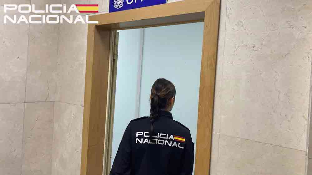 Imagen de una agente de la UFAM en dependencias policiales - Policía Nacional