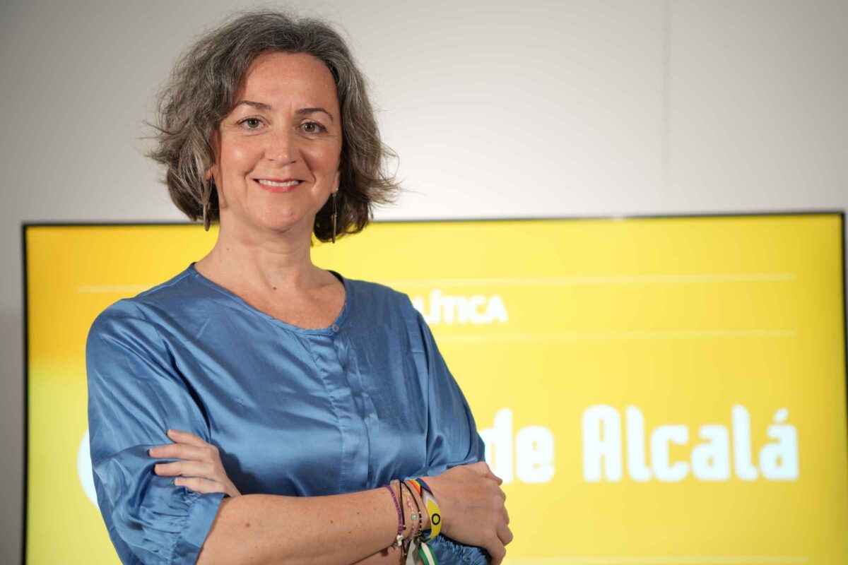 Begoña Iza, parlamentaria de Adelante Andalucía, durante la entrevista en La Voz de Alcalá. Coral Gata
