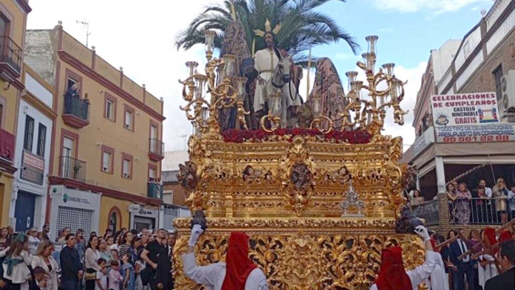 El paso de Cristo cruza la Avenida Antonio Mairena en su camino hacia la Carrera Oficial