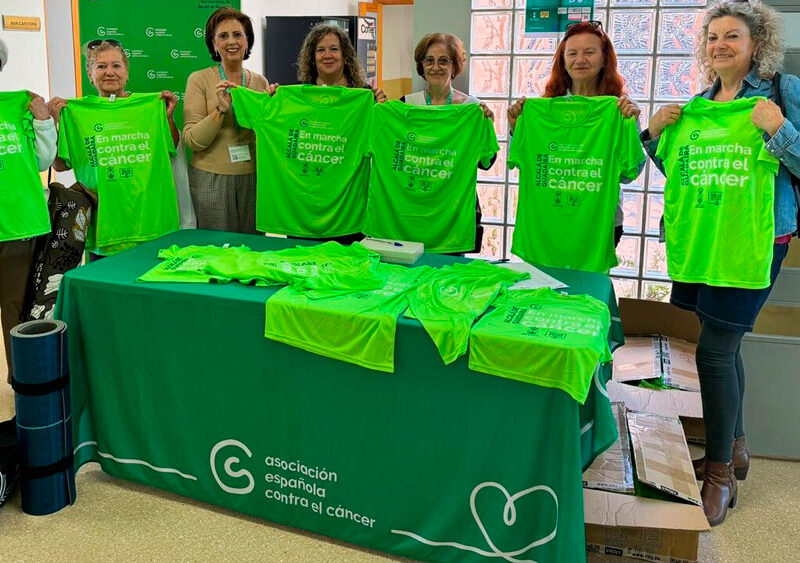 Las mujeres mostrando la camiseta que llevarán el Día de la Marcha Contra el Cáncer.