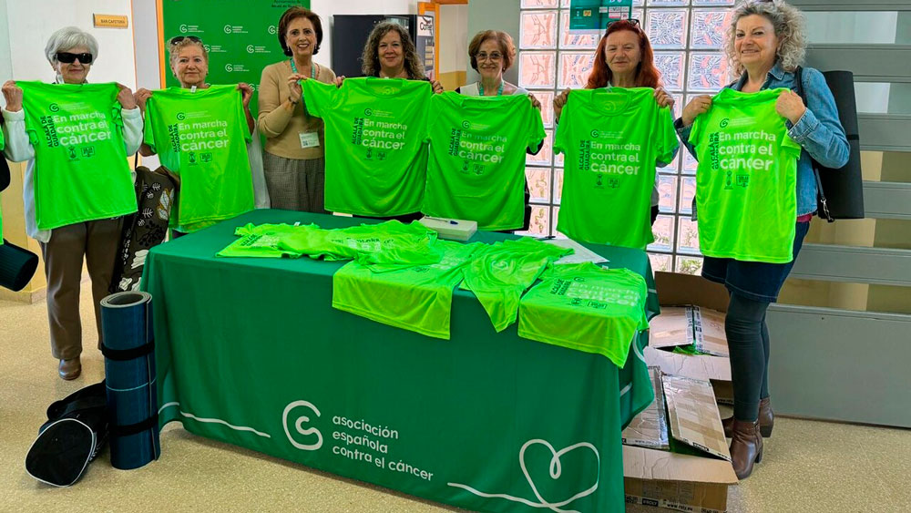 Las mujeres mostrando la camiseta que llevarán el Día de la Marcha Contra el Cáncer.
