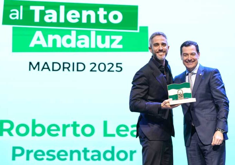 Roberto Leal junto al presidente de la Junta de Andalucía, Juanma Moreno. - Junta de Andalucía