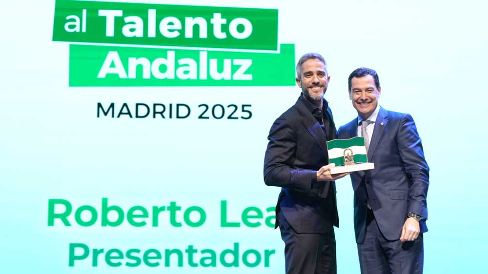 Roberto Leal junto al presidente de la Junta de Andalucía, Juanma Moreno. - Junta de Andalucía