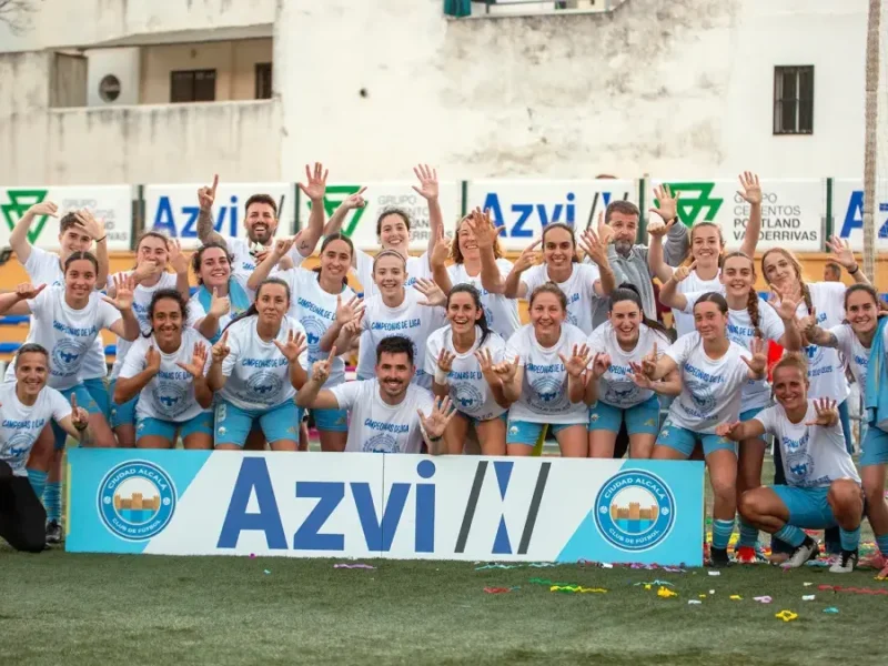 Las jugadoras del Ciudad Alcalá CF celebrando el título