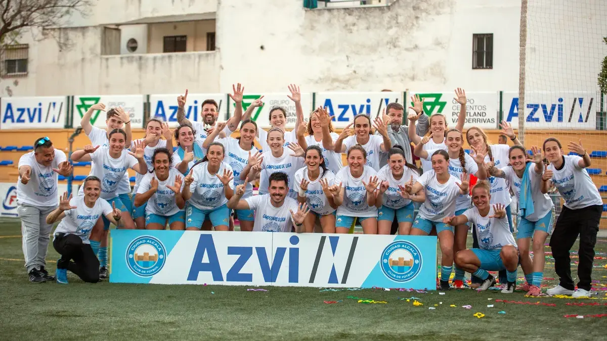Las jugadoras del Ciudad Alcalá CF celebrando el título