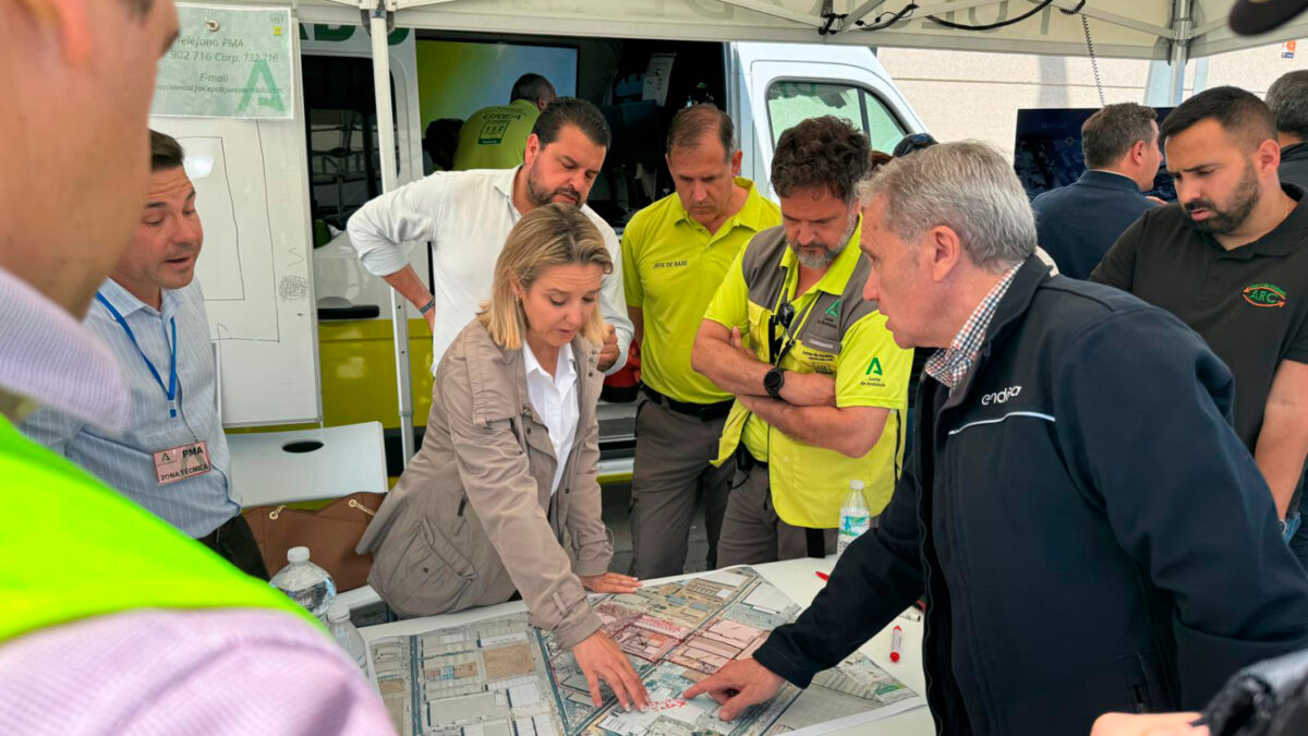 La alcaldesa y otros responsables del operativo observan un mapa del terreno donde se localiza el incendio.- Ayto. Alcalá