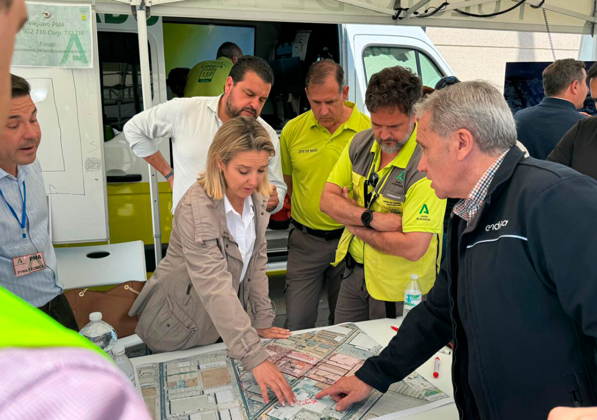 La alcaldesa y otros responsables del operativo observan un mapa del terreno donde se localiza el incendio.- Ayto. Alcalá