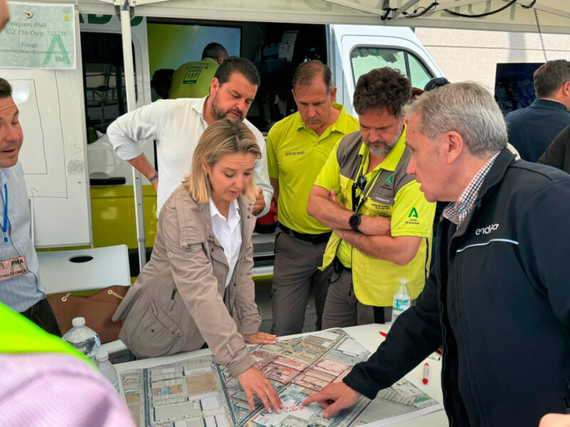 La alcaldesa y otros responsables del operativo observan un mapa del terreno donde se localiza el incendio.- Ayto. Alcalá