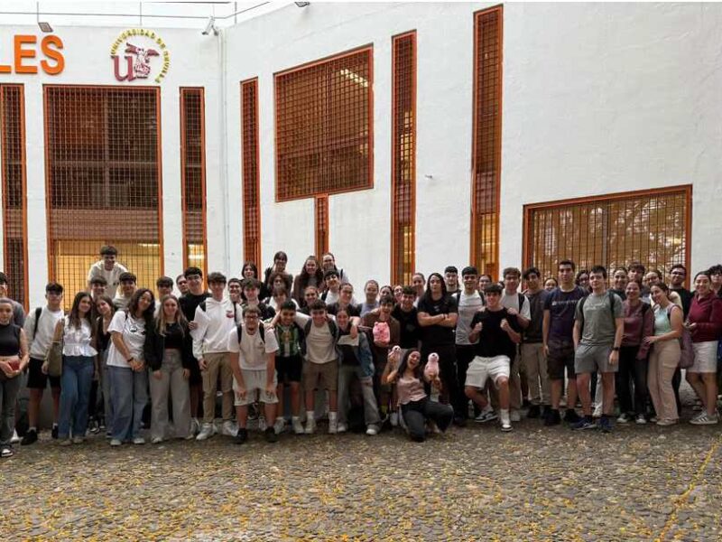 Alumnos del IES Alguadaíra durante el primer día de la PAU - Lva