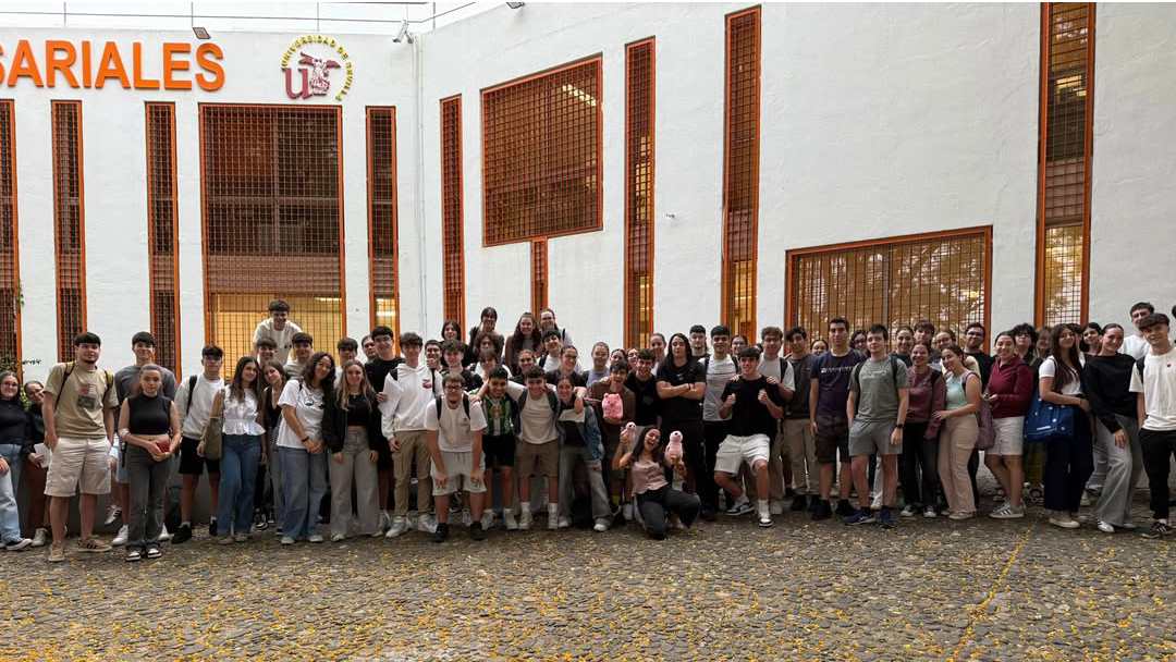 Alumnos del IES Alguadaíra durante el primer día de la PAU - Lva