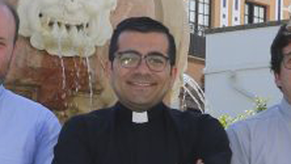 Álvaro Montilla, nuevo párroco de la Iglesia de San Sebastián. - Hermandad del Carmen (Sevilla)