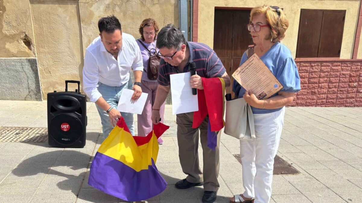 Alcalá inicia la ruta ‘Hitos de la Memoria’ colocando placas contra el olvido de las víctimas