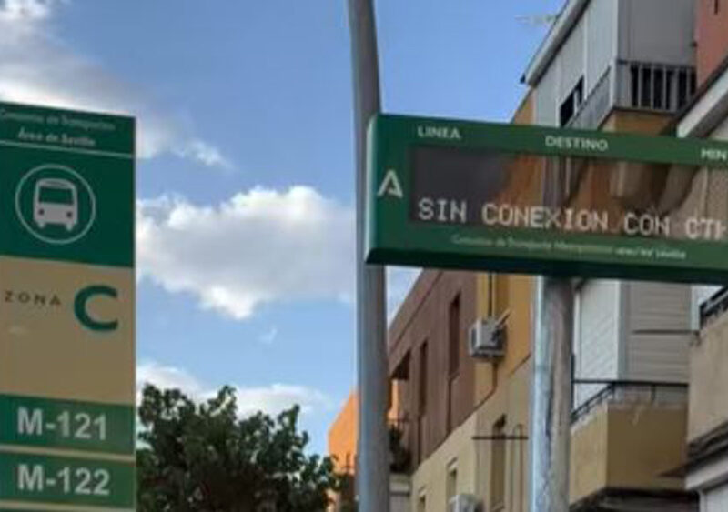 Mensaje de «sin conexión» en la pantalla de la parada de autobús. - Begoña Iza