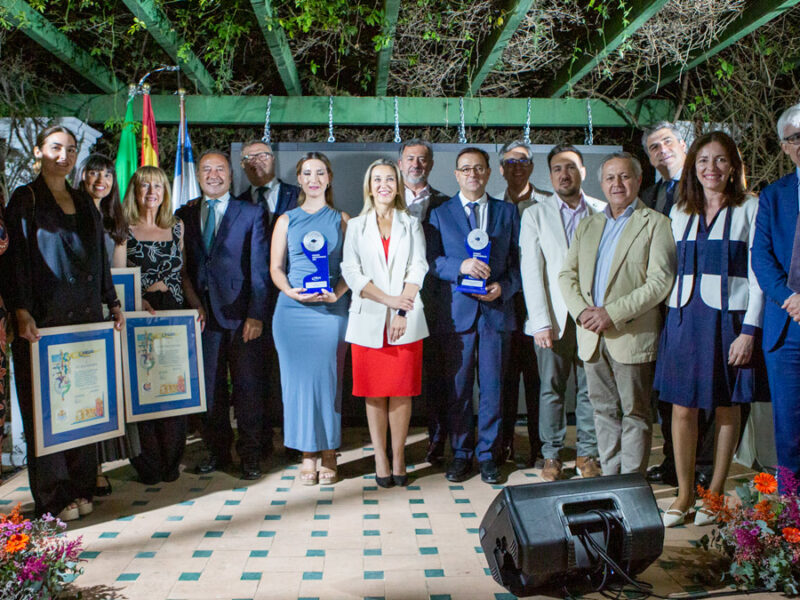 Premiados, representantes empresariales y políticos tras la entrega de los premios entregados por FICA este miércoles 25 de junio. F. Amador
