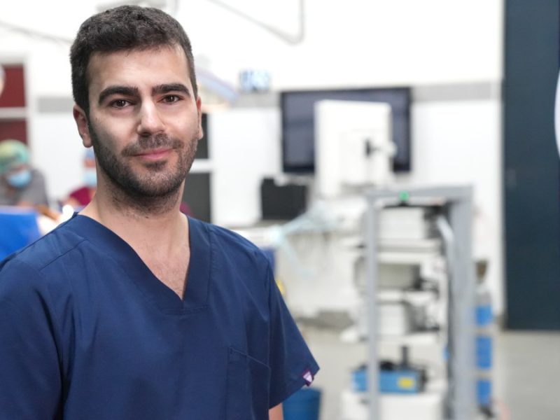 Fernando Bulnes antes de entrar en el quirógano de grandes animales del Hospital Veterinario de Córdoba. F. Amador
