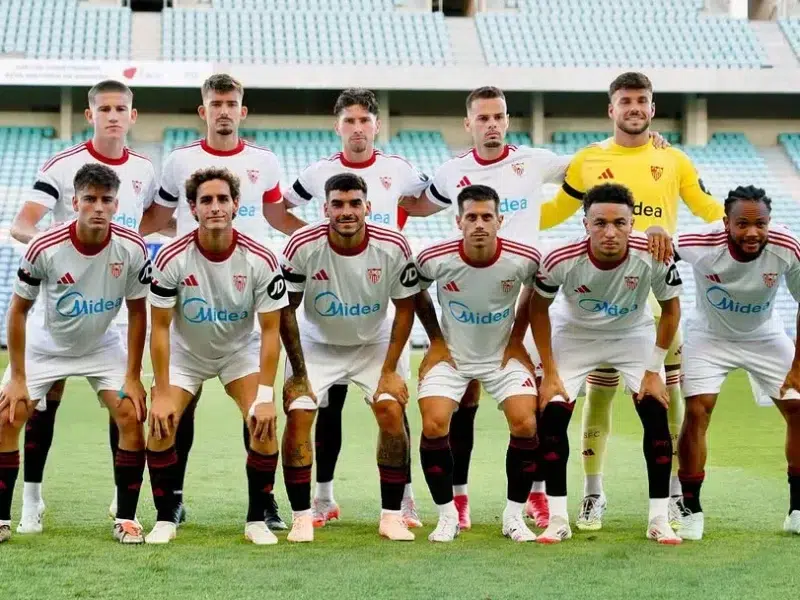 Pablo Rivera (abajo izquierda), antes del partido ante el BBirmingham City