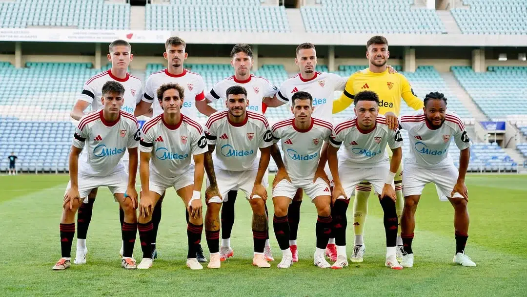 Pablo Rivera (abajo izquierda), antes del partido ante el BBirmingham City