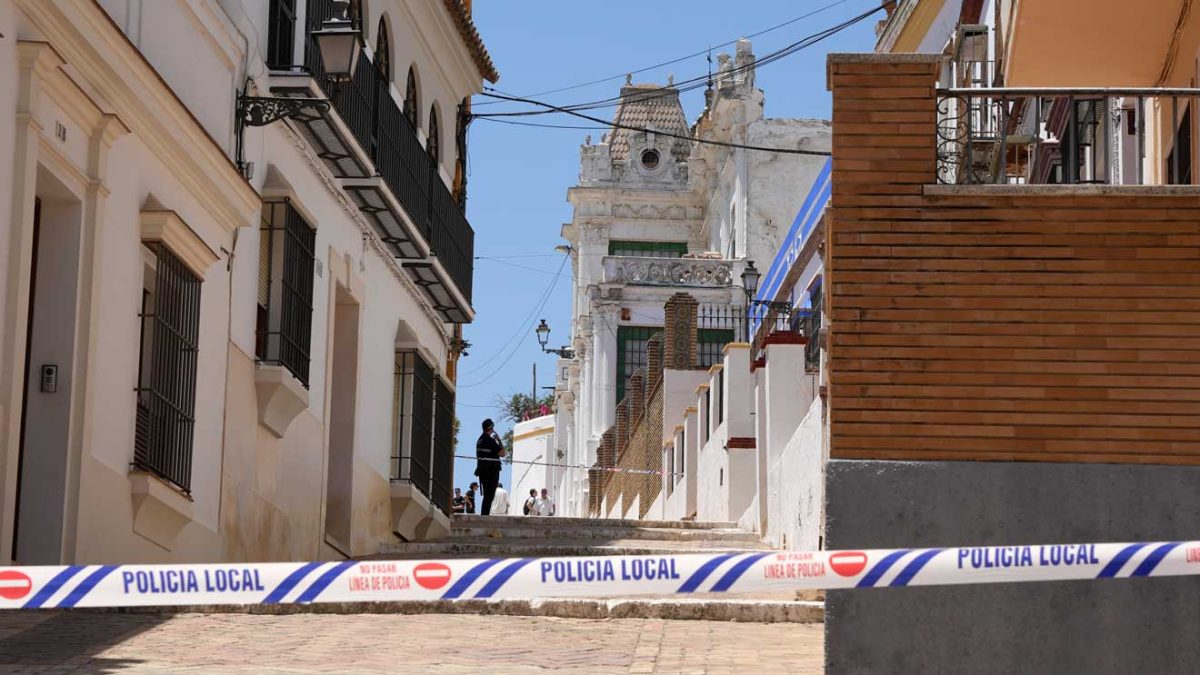 Cuesta del Águila acordonada durante el rescate de los cuerpos de los trabajadores fallecidos en la Casa Ibarra / Marina Ortiz